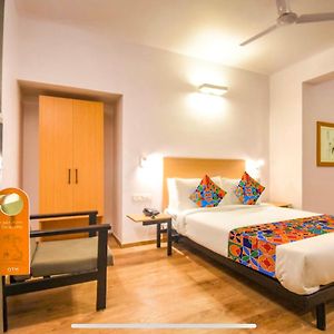 Fabhotel Heera Holiday Inn - Nr Eden Garden Stadium